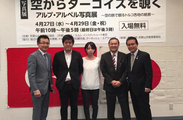 Vakayama Türk Kültür Derneği üyeleri Hiroshi Kitao, Fujio Endo, Shu Tsumura, Keishi Honda ve Sayuri Yamaguchi Türk ve Japon bayrağı önünde
